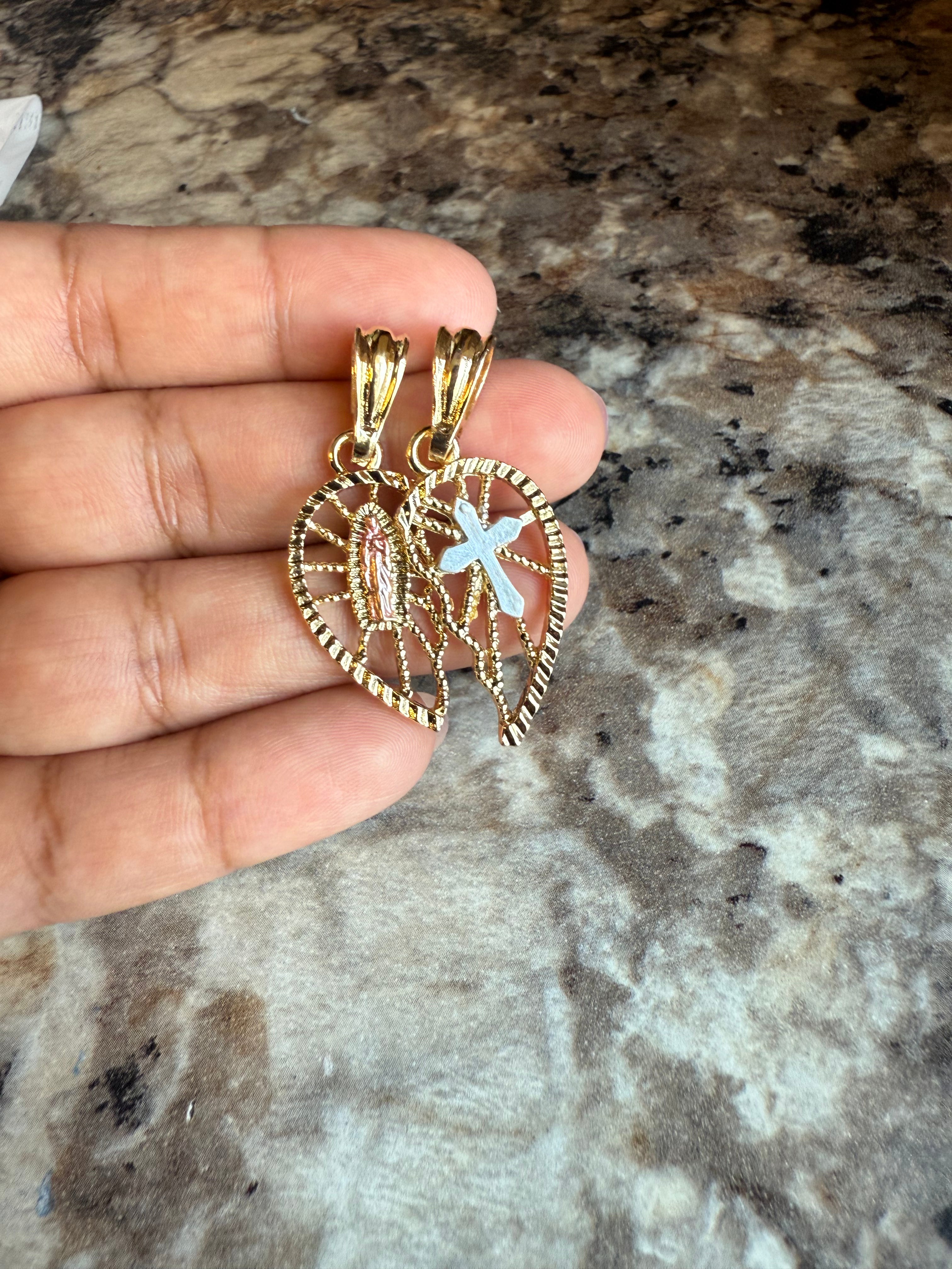 Dije de corazón con la virgen y un crucifijo