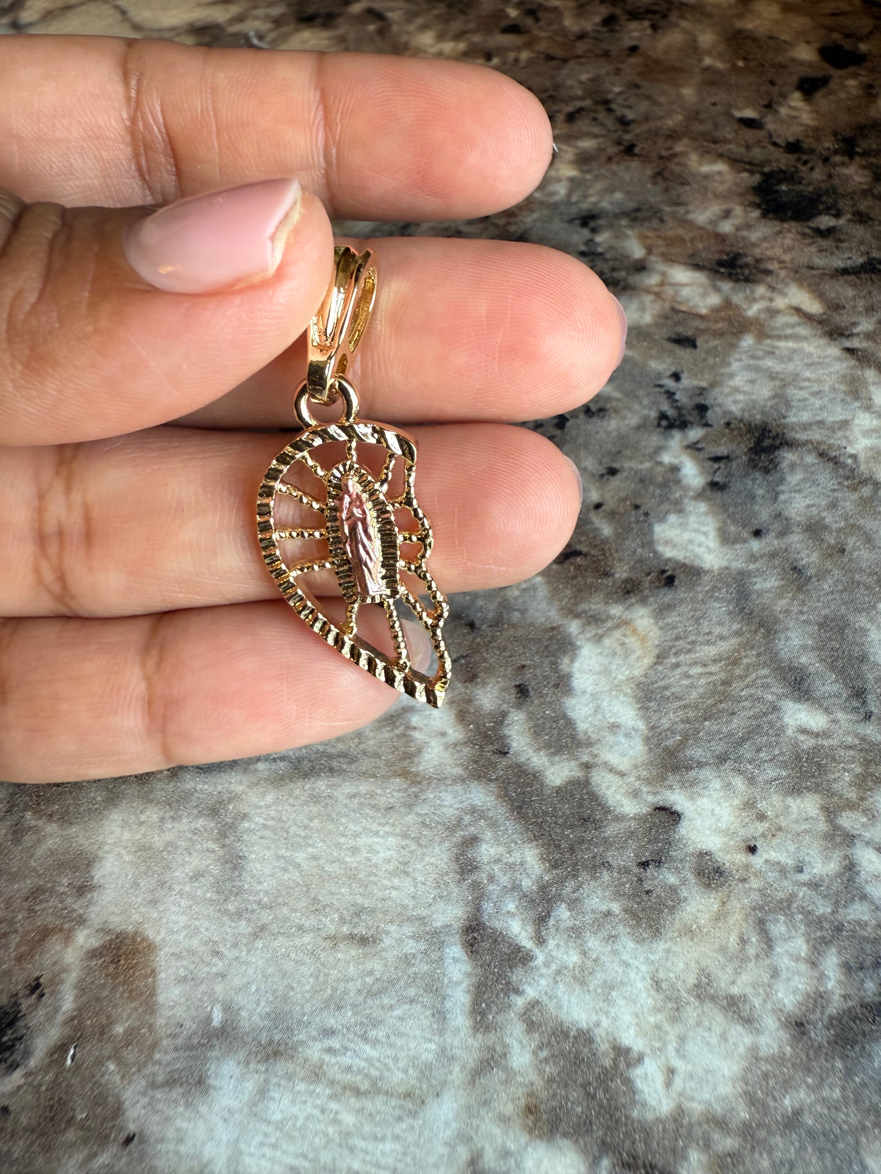 Dije de corazón con la virgen y un crucifijo