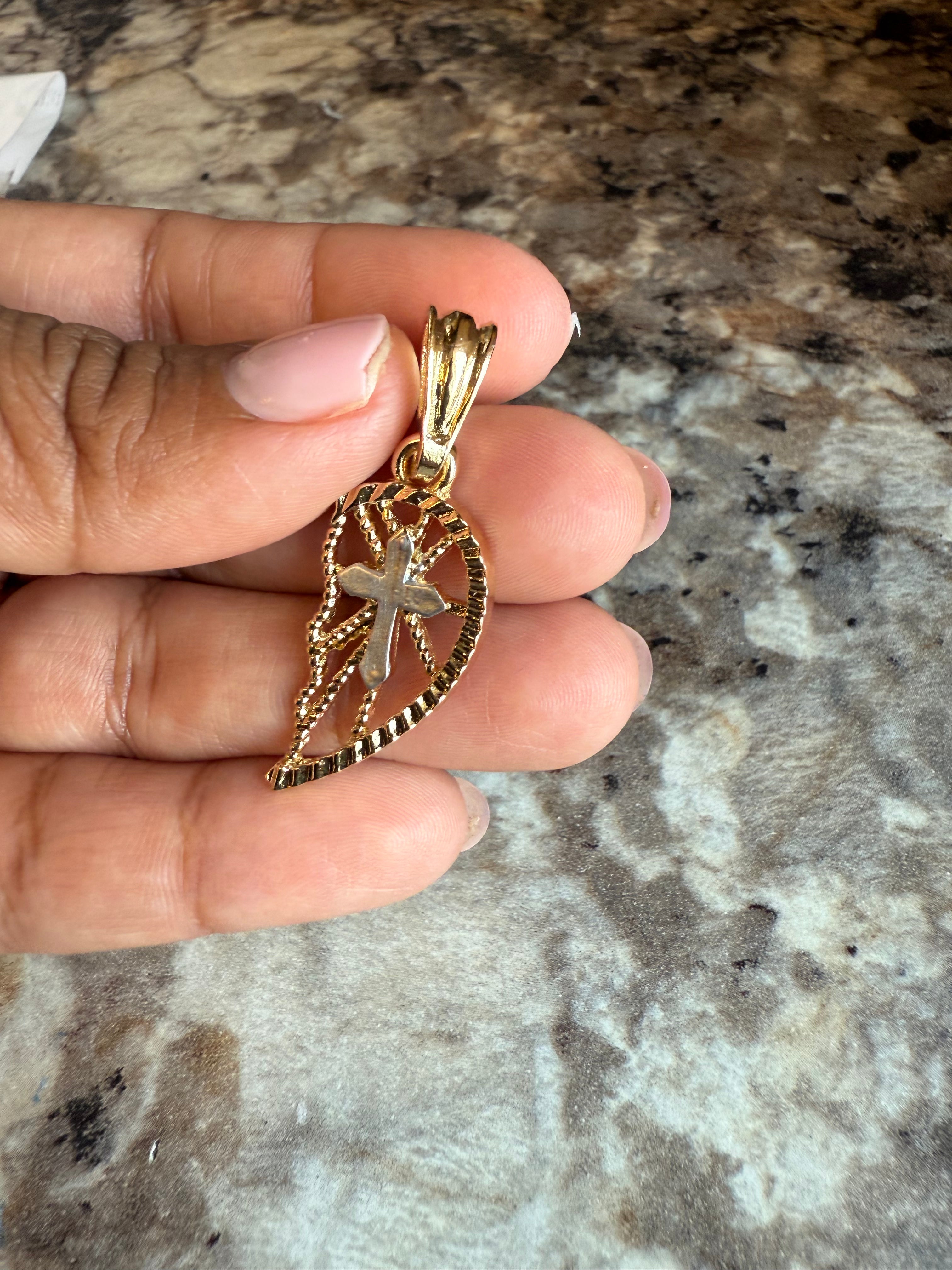 Dije de corazón con la virgen y un crucifijo