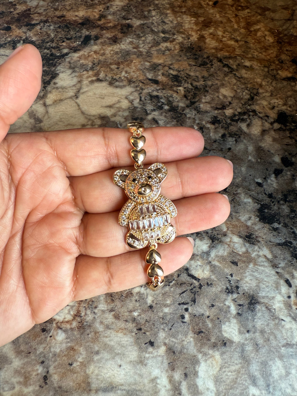 Pulsera de oso con corazones
