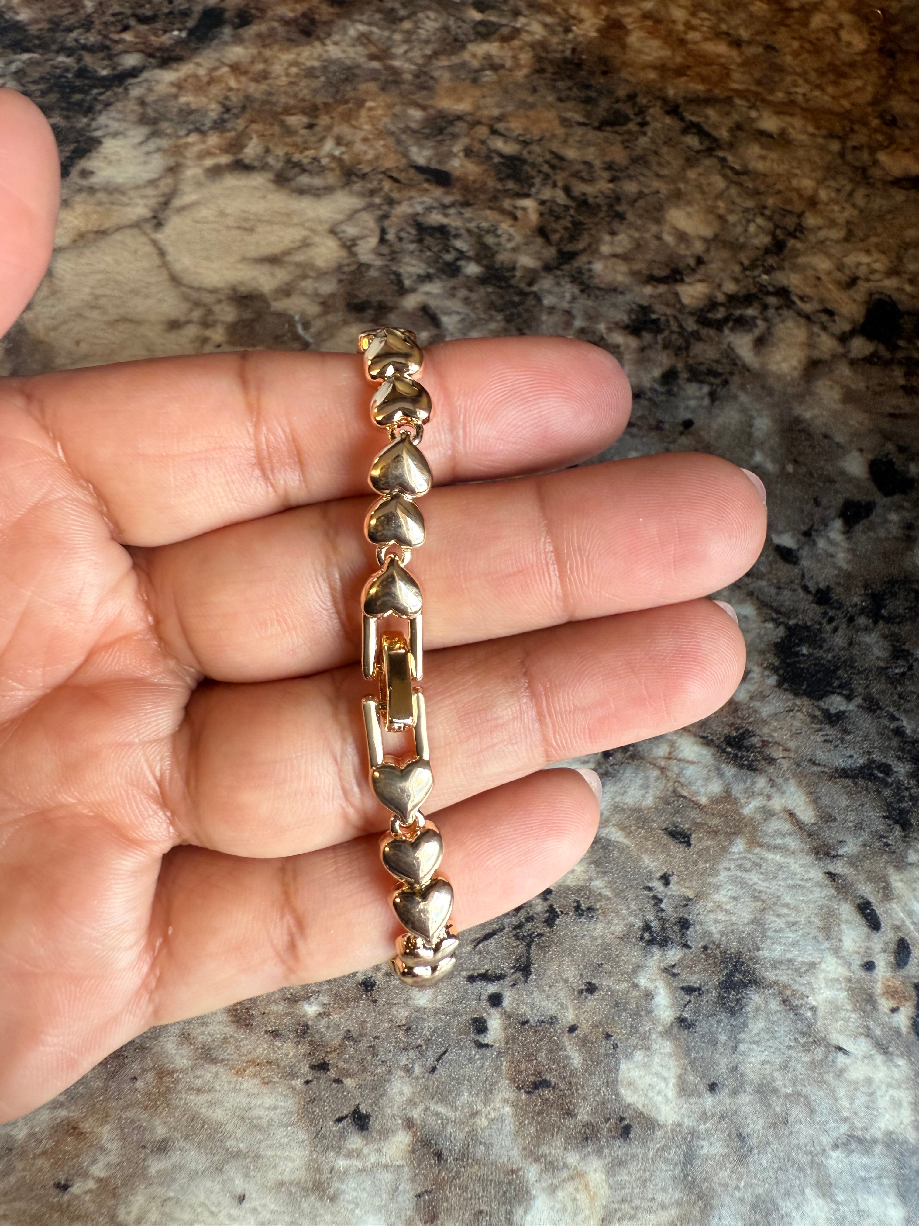 Pulsera de oso con corazones